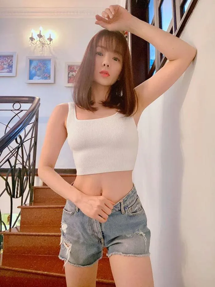 Muôn cách mặc áo crop top xinh xắn của sao Việt