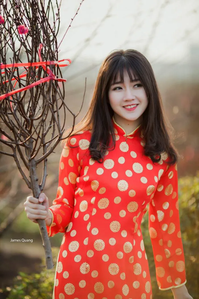 Hình ảnh hot girl Kiều Trinh diện áo dài đỏ xuất hiện trên hãng thông tấn  lớn nhất thế giới