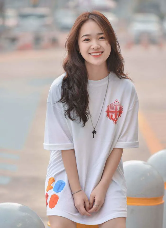 Diện áo dài trắng chụp ảnh kỷ yếu xinh như thiên thần, cô gái này hot nhất  hôm nay!