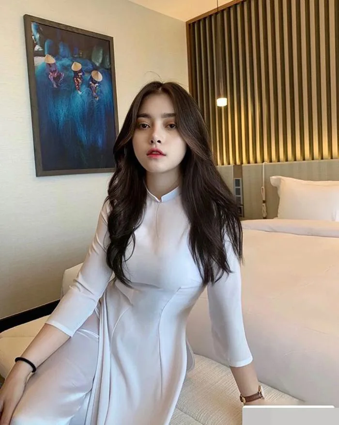 Cô gái nổi tiếng vì mặc áo dài quá đẹp, ảnh đời thường còn bất ngờ hơn |  Báo Dân trí