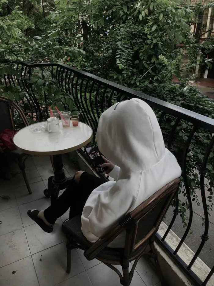 Chụp ảnh với áo hoodie