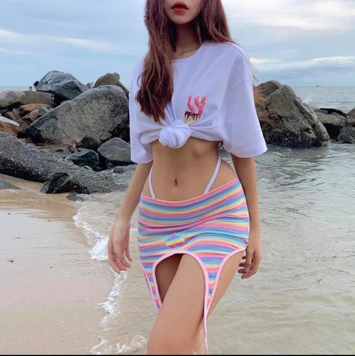 Hot girl instagram biến hoá áo phông theo cách nổi loạn