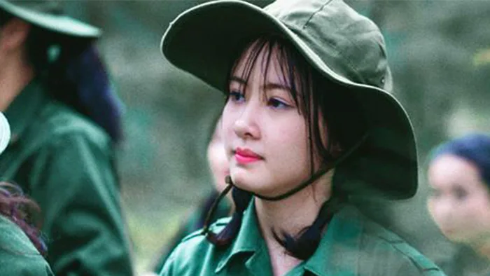Nữ sinh xinh đẹp trong bộ ảnh 'chiến sĩ thanh niên xung phong'