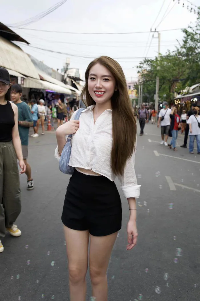 Hot girl Hà thành” 27 tuổi vẫn trông như nữ sinh trên đường phố với áo  trắng, quần thun