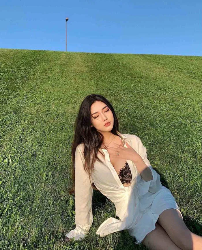 Cô gái Hàn Quốc gây chú ý ở bãi đỗ xe nhờ diện áo sơ mi tôn dáng