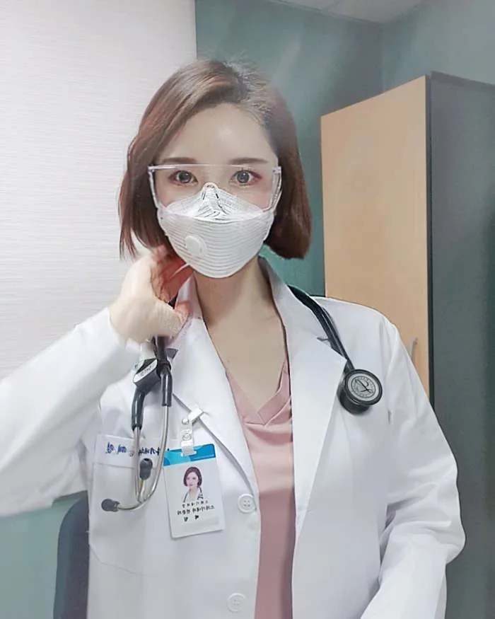 Cận cảnh nhan sắc gợi cảm của nữ bác sĩ xinh đẹp nhất Hàn Quốc, CĐM phải  cảm thán 