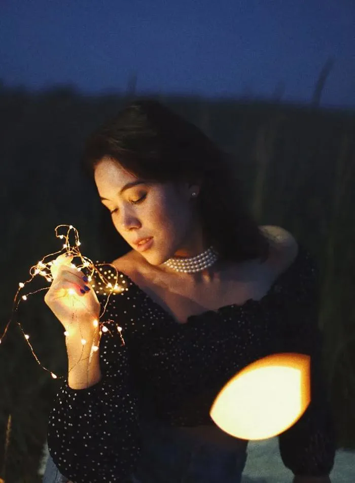 15 cách tạo dáng chụp ảnh ban đêm đẹp, lên hình cực mê!