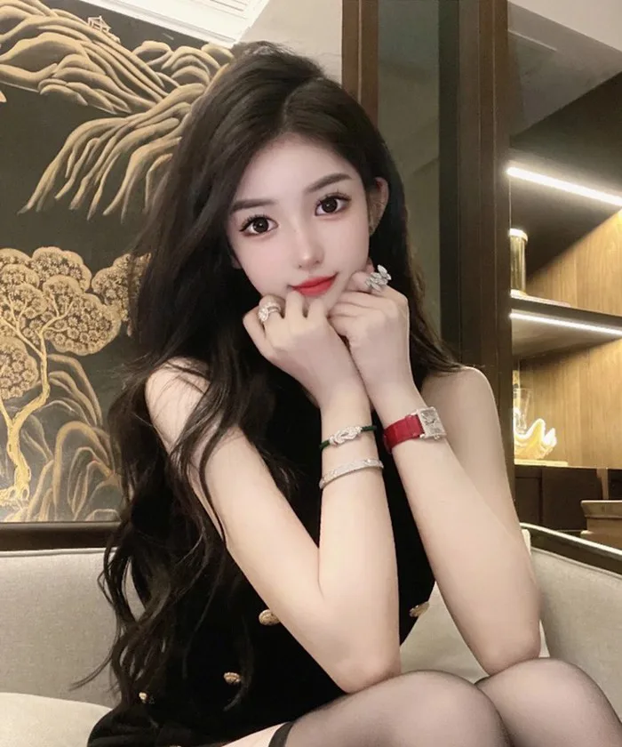 Cô gái xinh đẹp khoe những bức ảnh 