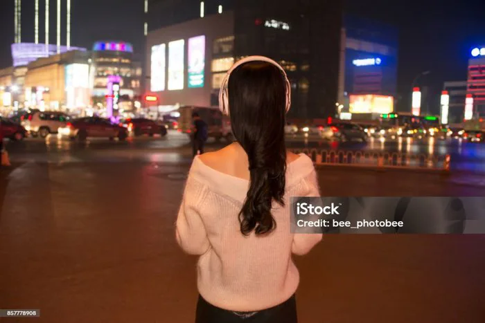 Cô Gái Xinh Đẹp Về Đêm Trên Những Con Phố Đông Đúc Hình ảnh Sẵn có - Tải  xuống Hình ảnh Ngay bây giờ - Buổi tối - Thời gian trong ngày,