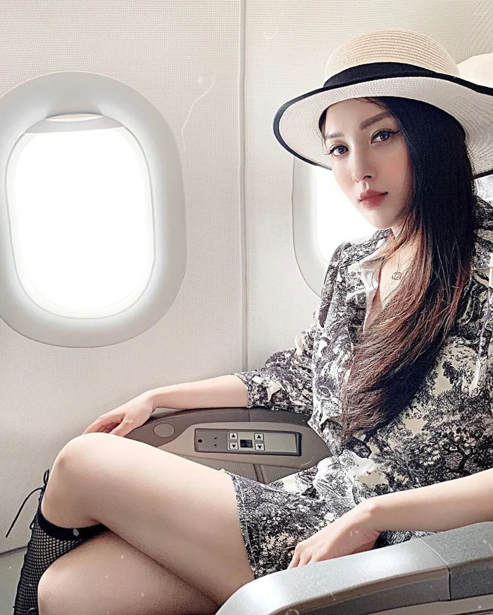 Hot girl đúng là hot girl, có mỗi cái cửa sổ máy bay mà cũng tạo dáng chụp  được ảnh đẹp 