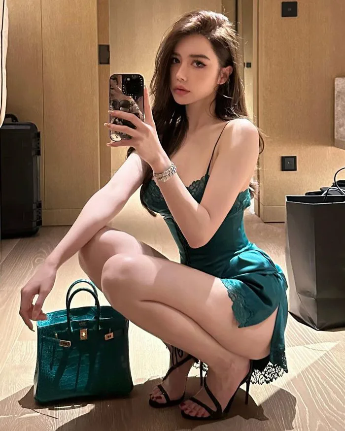 Hot girl có 1,5 triệu fan chụp ảnh quyến rũ bên khung cửa sổ