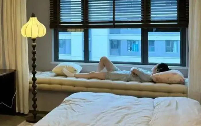 Bức ảnh cô gái bên cửa sổ gây sốt với gu decor hiện đại, tối giản