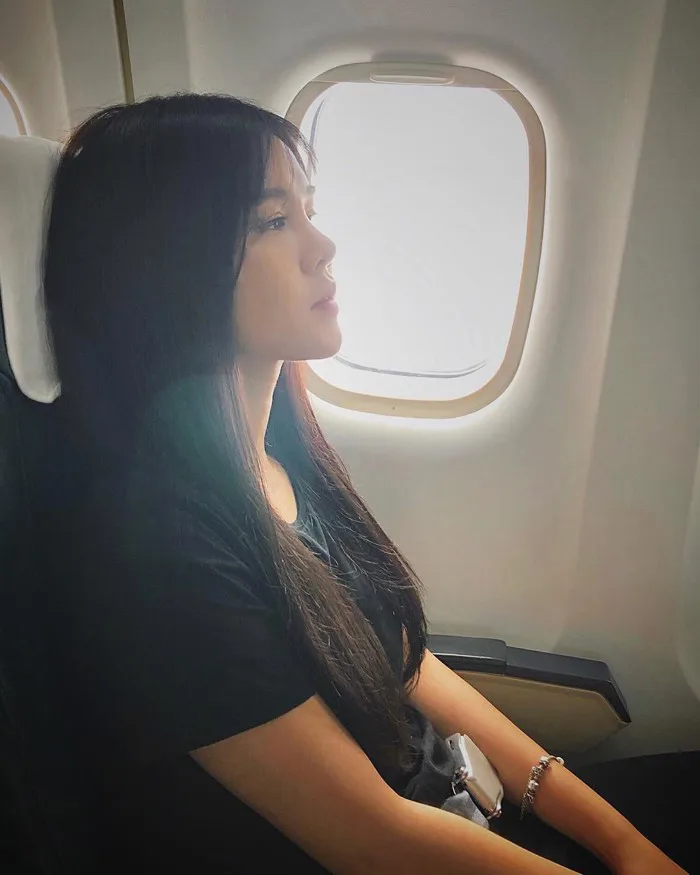 Hot girl đúng là hot girl, có mỗi cái cửa sổ máy bay mà cũng tạo dáng chụp  được ảnh đẹp 