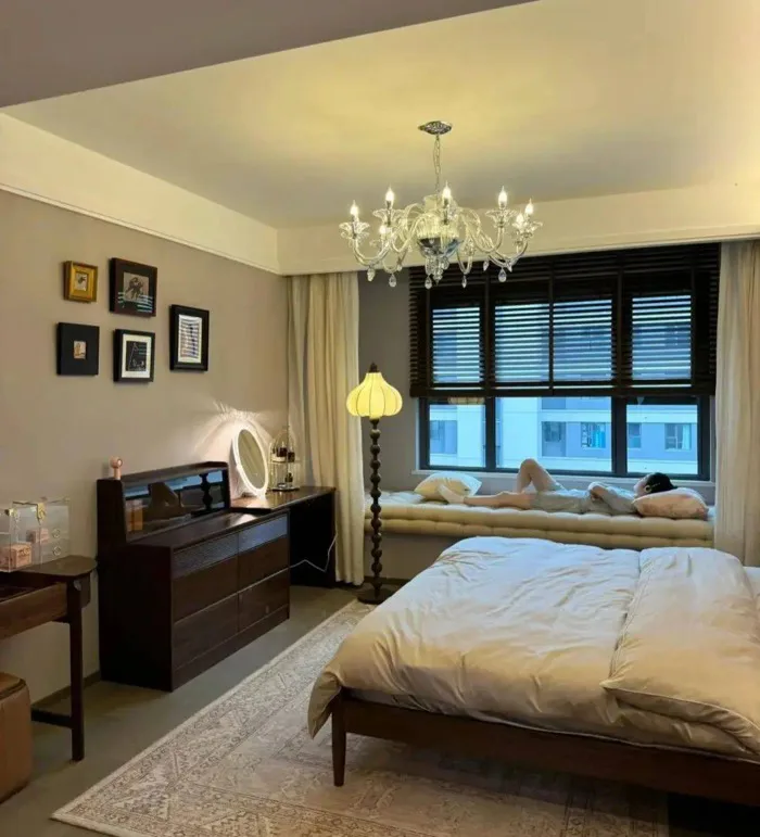 Bức ảnh cô gái bên cửa sổ gây sốt với gu decor hiện đại, tối giản