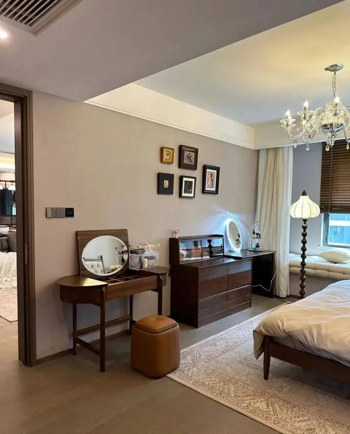 Bức ảnh cô gái bên cửa sổ gây sốt với gu decor hiện đại, tối giản