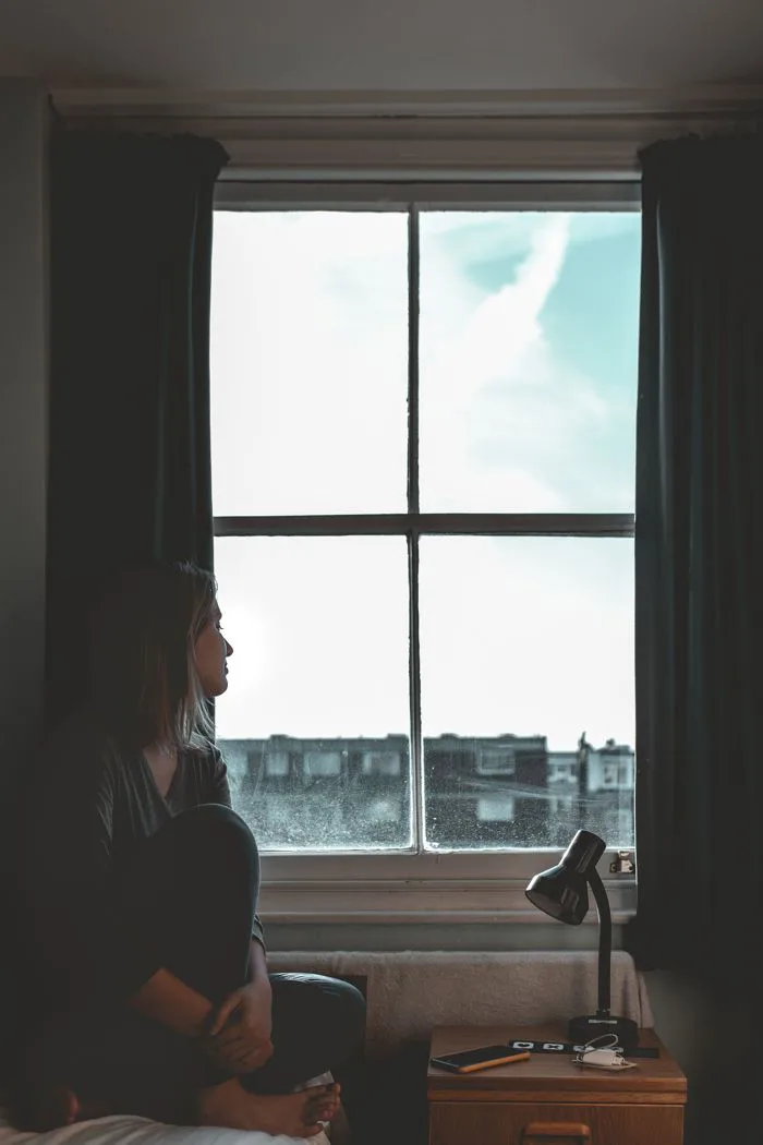 Cô Gái Ngồi Bên Cửa Sổ · Ảnh có sẵn miễn phí