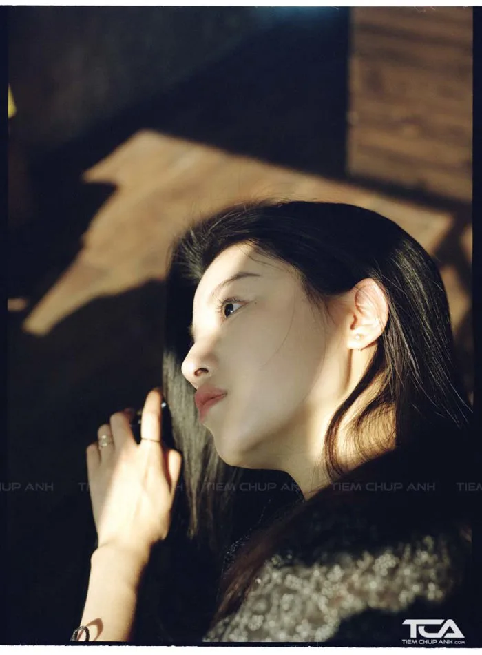 Cách chụp ảnh với cửa sổ đẹp mê đắm trong mọi khung hình - Cho Thuê Studio  - Thiết Bị - Trang Phục