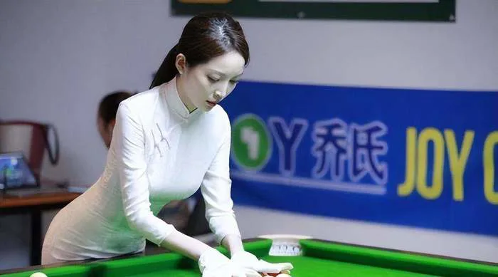 Nữ trọng tài billiards đẹp như minh tinh màn ảnh