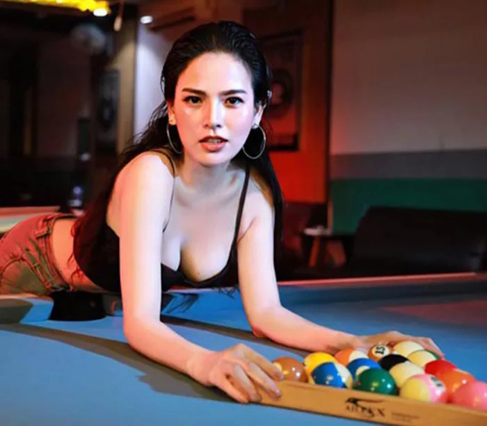 Muôn kiểu ăn mặc trễ nải, tạo dáng bên bàn bida của mỹ nhân Việt