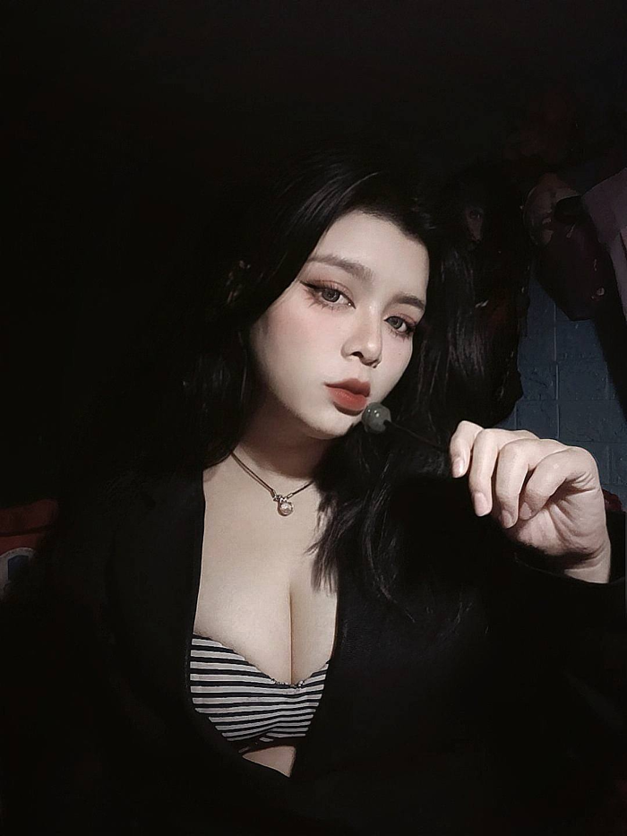Ngắm loạt ảnh đời thường của nữ cosplayer sở hữu vòng 1 
