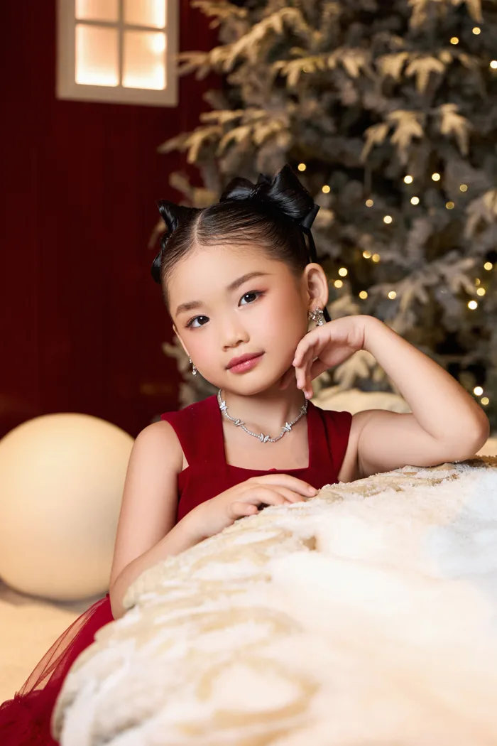ĐÓN GIÁNG SINH SỚM CÙNG “TIỂU CÔNG CHÚA” LÊ NGỌC NHƯ Ý VÀ Á HẬU MISS COSMO  2024 QUA BỘ ẢNH MỚI ĐẦY ẤM ÁP - Cosmo Academy