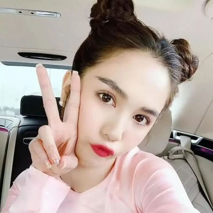 Hack tuổi với tóc búi Na Tra đi chơi Tết như Nhã Phương, Hà Hồ
