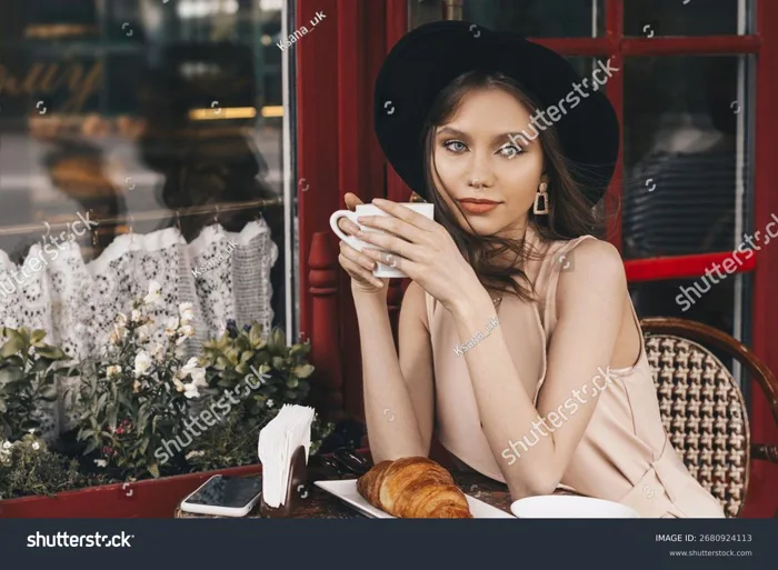 Cô gái xinh đẹp ngồi trongẢnh có sẵn2680924113 | Shutterstock
