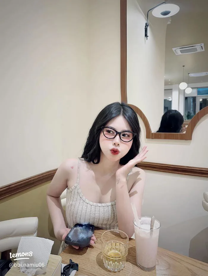 Cách chụp ảnh sống ảo ở quán cafe cho gái xinh che mặt vẫn nổi bật