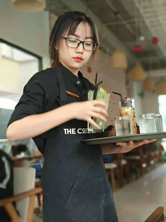 Chỉ một bức ảnh chụp trộm cô bạn phục vụ, hàng loạt thanh niên đòi 