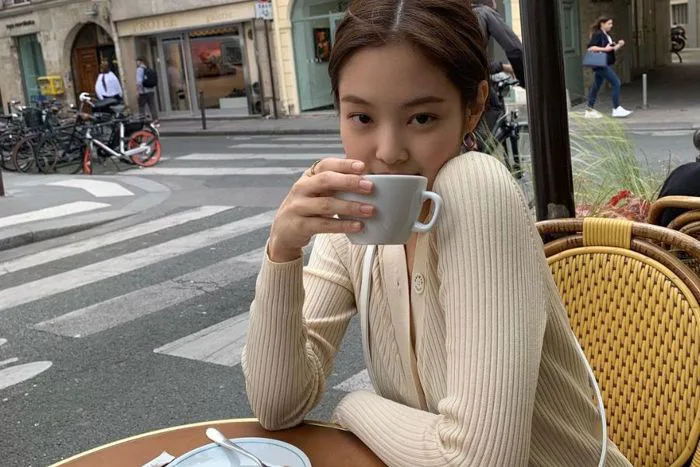 10 Cách Tạo Dáng Chụp Ảnh Ở Quán Cafe Chuẩn Trend
