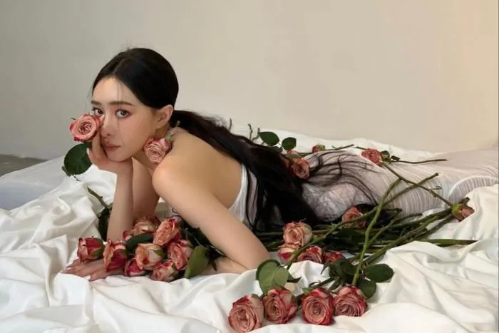 60+ cách chụp ảnh với hoa xinh như nàng thơ, concept chụp ảnh hoa
