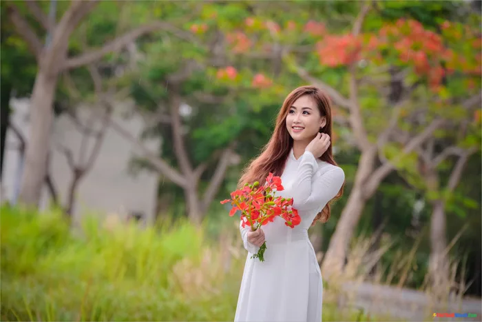 Ảnh Cô Gái Cầm Hoa Đẹp Dịu Dàng, Dễ Thương, Cực Duyên