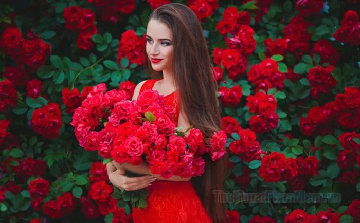 Hình ảnh cô gái cầm hoa đẹp và đầy chất thơ, mang đến cảm giác lãng mạn và  dịu dàng.