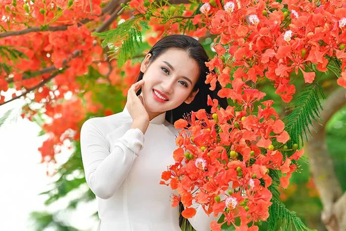 Cô gái xinh đẹp thả hồn trên con đường hoa phượng đỏ Hải Phòng | Báo Dân trí