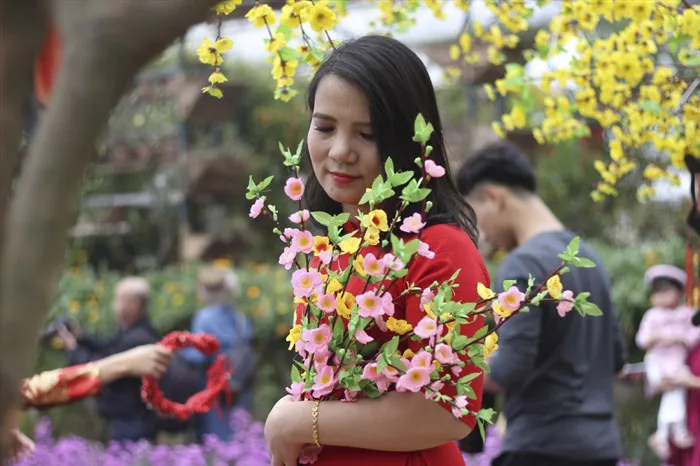 Tết Dương lịch, “hot girl” đổ xô đi chụp ảnh tại vườn hoa Nhật Tân