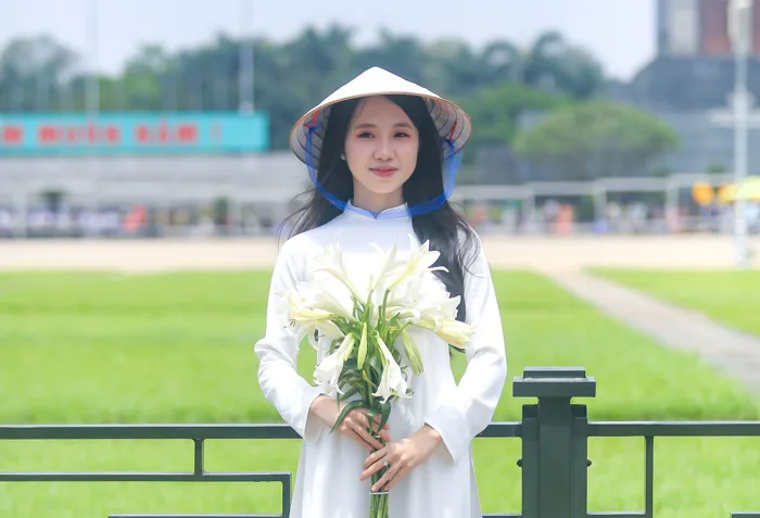 1m2 gặp 10 nàng thơ diện áo dài trắng, tay cầm cờ và hoa: Bình thường sợ  “đụng hàng”, giờ thì thấy tự hào