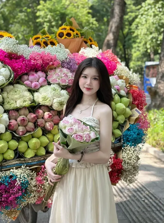 Top ảnh gái xinh cầm hoa lung linh trong từng khoảnh khắc