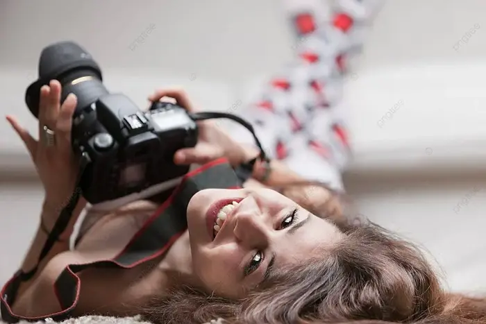 Cô Gái Xinh đẹp Cầm Máy ảnh Trong Phòng Khách ảnh Và Hình ảnh Để Tải Về  Miễn Phí - Pngtree