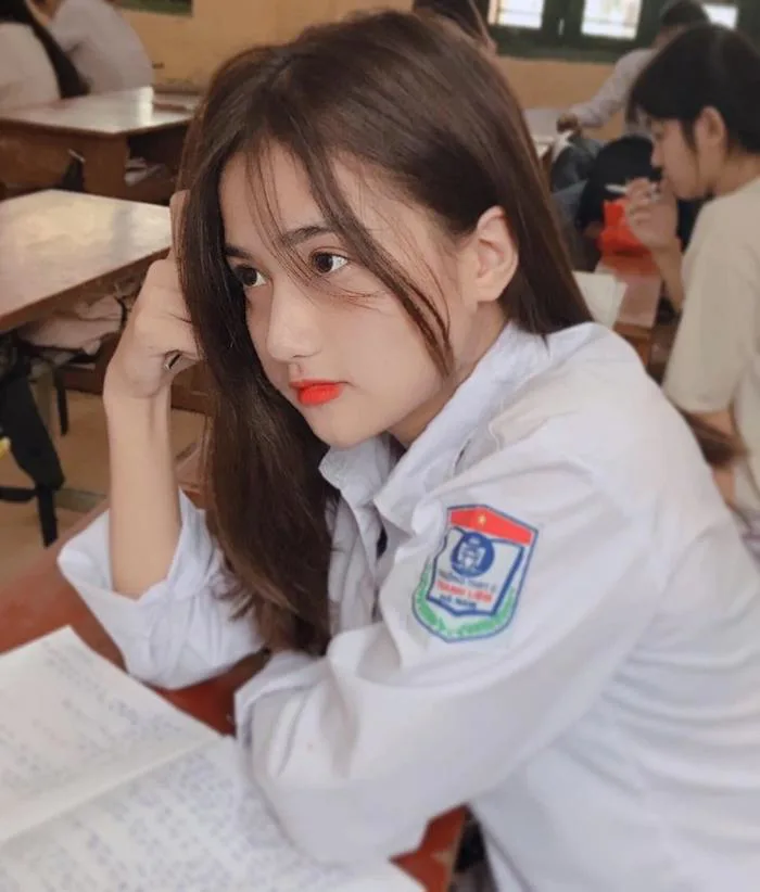 Thiên thần đồng phục” Hà Nam không chỉ xinh đẹp mà còn học giỏi, làm cán bộ  lớp | Báo Dân trí