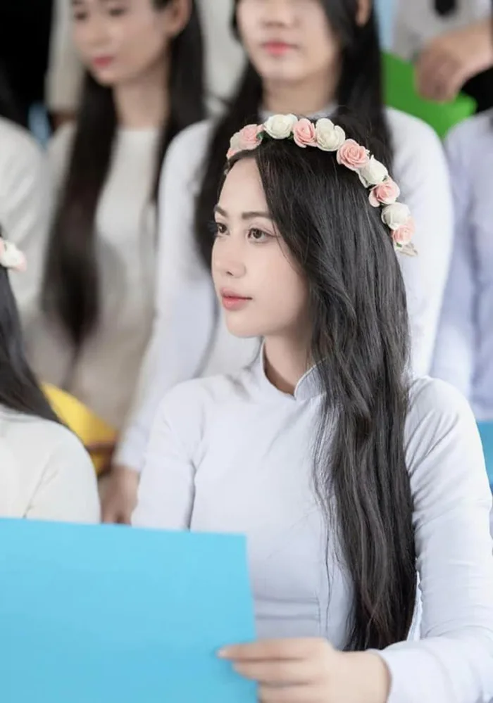 Nhan sắc bạn gái Hoài Lâm trong loạt ảnh tốt nghiệp cấp 3