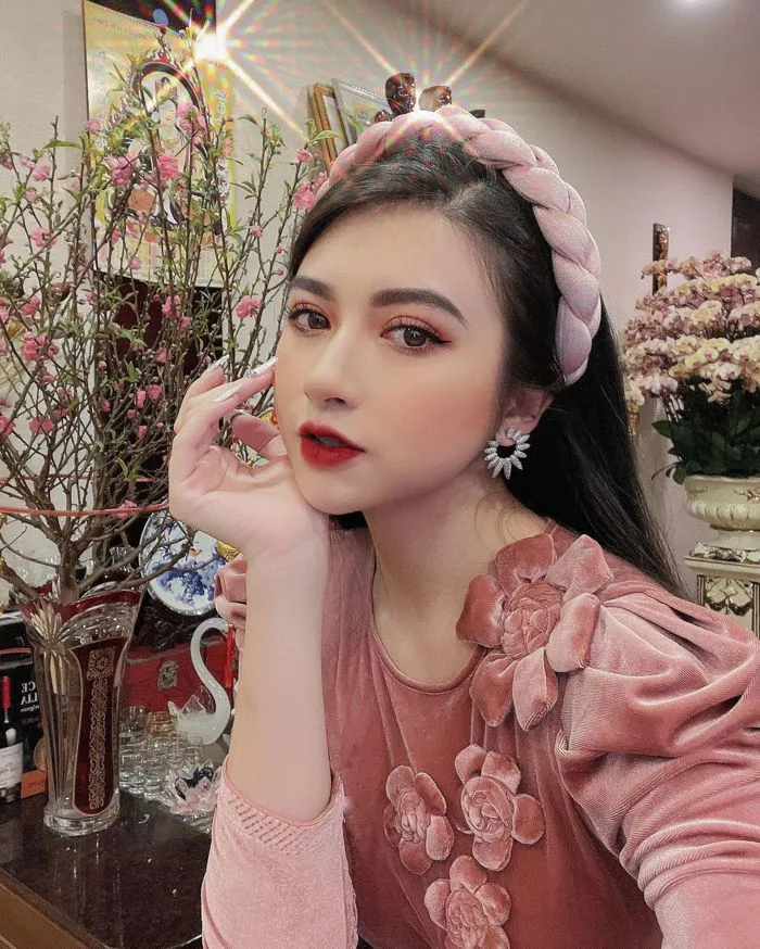 Loạt gái xinh diện áo dài sang chảnh, makeup cực xinh nhưng bất ngờ là cách  mix phụ kiện xịn xò quá đỗi