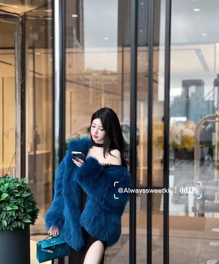 Cô gái xinh đẹp khoe những bức ảnh 
