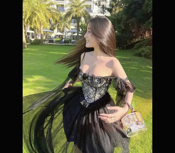 Hotgirl chèo thuyền vẫn khoe được vòng ba nhờ vũ khí bí mật bó chẽn