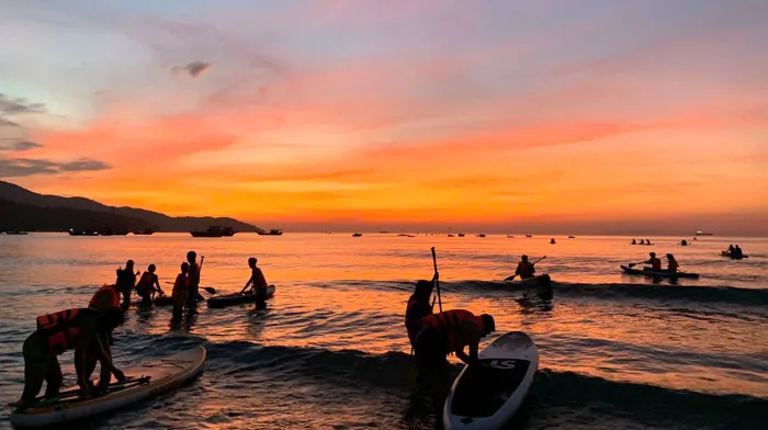 Chen nhau chèo SUP đón bình minh tuyệt đẹp trên biển Đà Nẵng