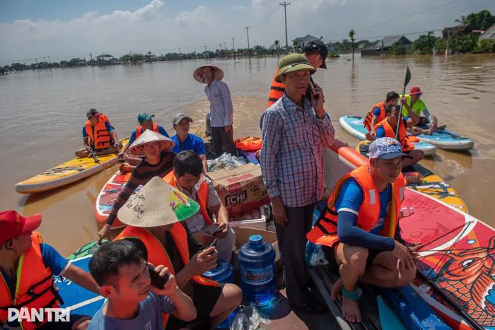 Đội cứu hộ chèo SUP qua dòng nước lũ ở Thái Nguyên để tiếp tế, cứu người |  Báo Dân trí