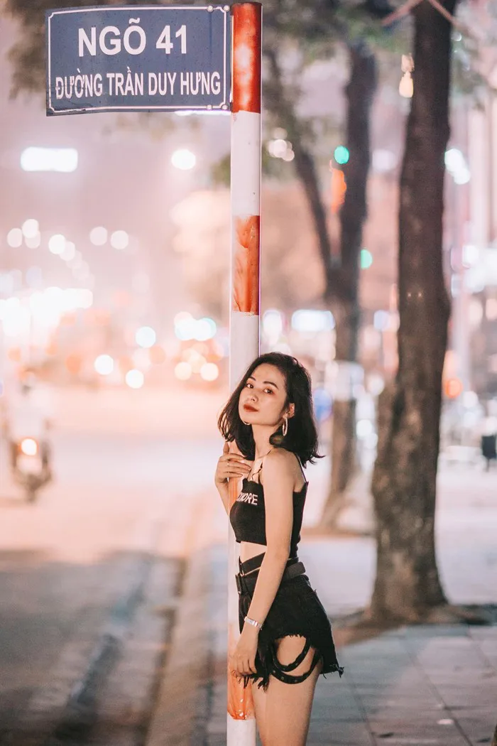 Sau bức ảnh xinh đẹp chụp trên phố Trần Duy Hưng, cô gái nhận loạt tin nhắn  nhạy cảm