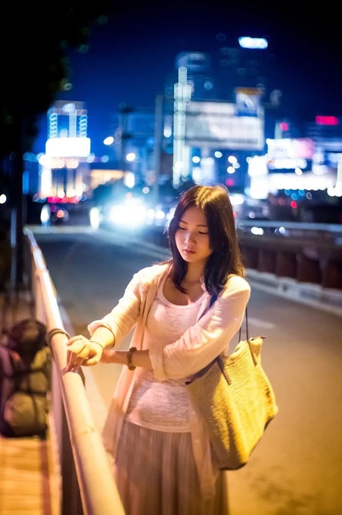 hình ảnh : con gái, đàn bà, giao thông, đường phố, nhiếp ảnh, Thành phố,  giống cái, tối, Chân dung, màu, Châu Á, thời trang, quý bà, Đèn, mơ tưởng, ảnh  chụp,