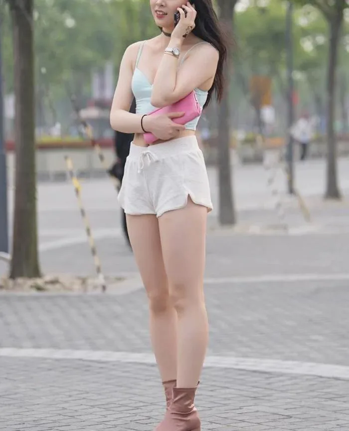 Người đẹp đường phố gây chú ý vì diện thoáng với loại quần khiến phụ huynh  gai mắt