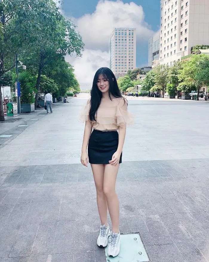 Trong hình ảnh có thể có: 1 người, đang đứng, giày và ngoài trời