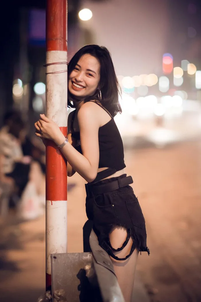 Sau bức ảnh xinh đẹp chụp trên phố Trần Duy Hưng, cô gái nhận loạt tin nhắn  nhạy cảm